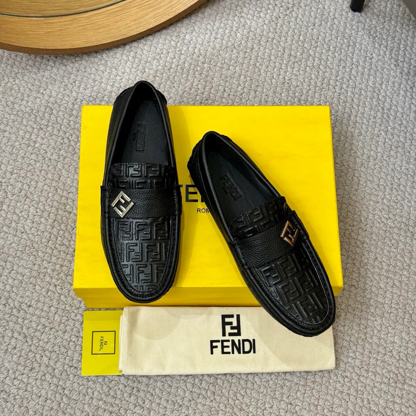 Men's shoes 💰420 [FENDI Fendi] 2⃣️0⃣️2⃣️5️⃣New Milan men's fashion lazy catwalk style ✅ fashionable casual beanie shoes, imported calfskin fabric, super smooth texture, sweat-absorbent and breathable, (sheepskin lining). Metal LOGO on the shoe body, Medusa avatar, irregular avatar, high-end craftsmanship logo✅ French Loft set foot design style 👟Low-key and elegant, great on-foot effect... Men's shoe size: 38-46 (4-12)